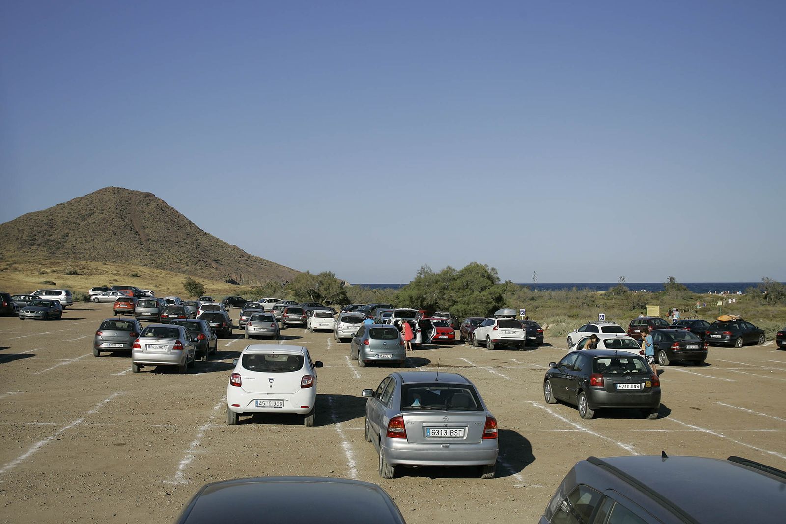 Aparcamiento junto a la playa de Los Genoveses, en Níjar.