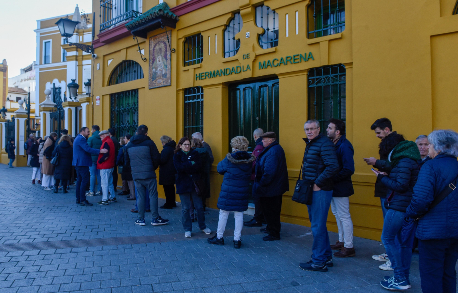 El besamanos de la Macarena, en imágenes