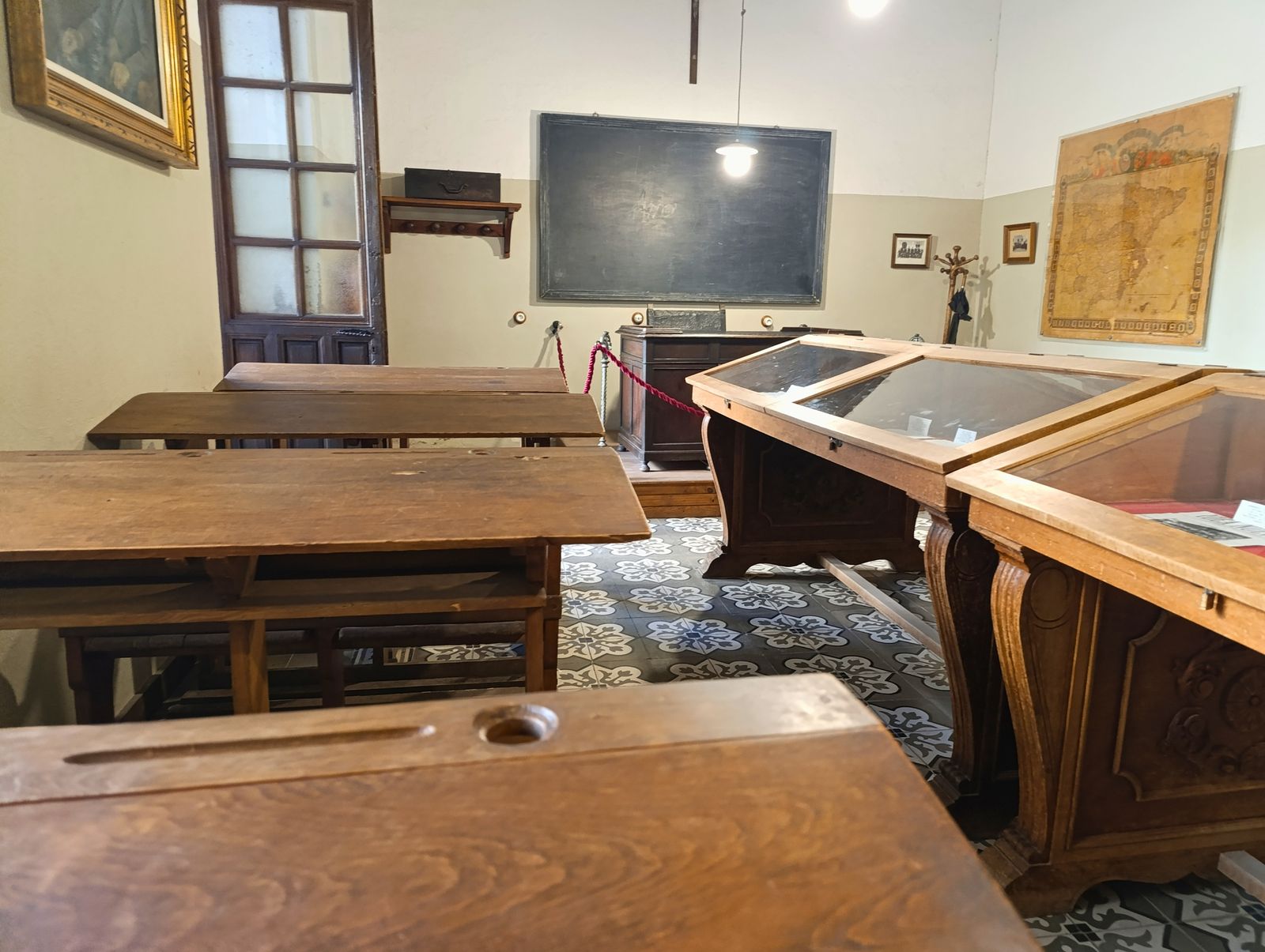 Vista general del aula donde Antonio Machado impartió clases de francés en Baeza entre 1912 y 1919, conservada con el mobiliario original de la época.