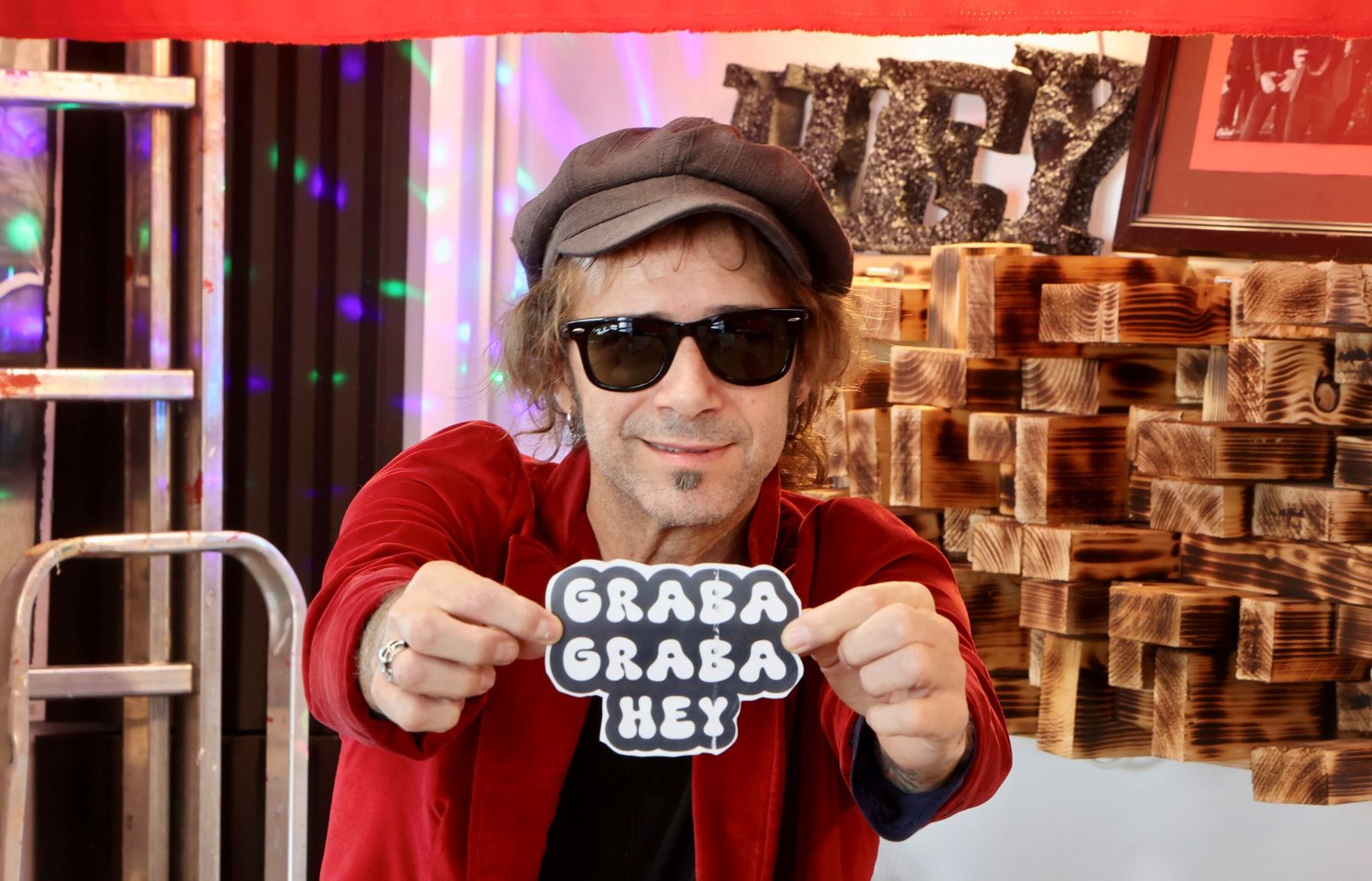 Álvaro Suite muestra el nombre de su nuevo estudio.