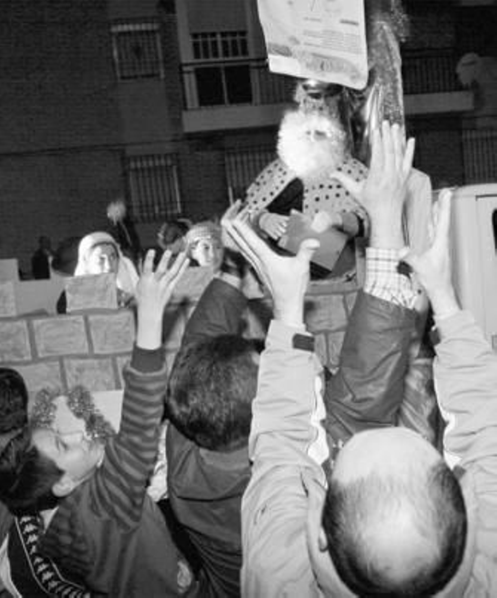 Melchor lanza caramelos por las calles del barrio de Fidiana.