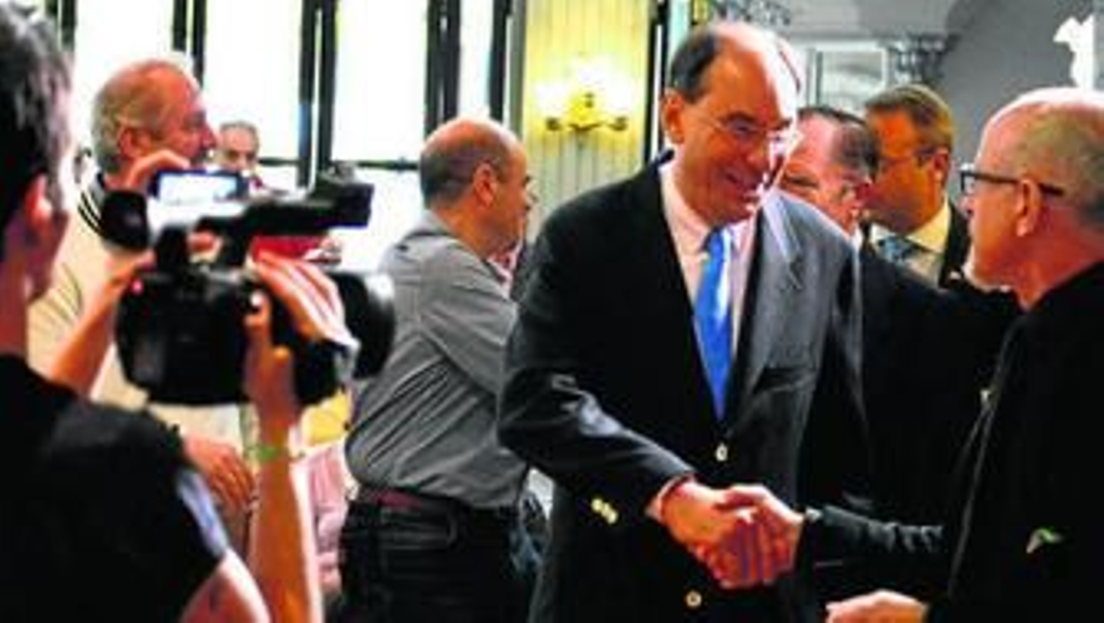 El candidato de Vox a las elecciones europeas, Alejo Vidal-Quadras, saluda a un simpatizante.