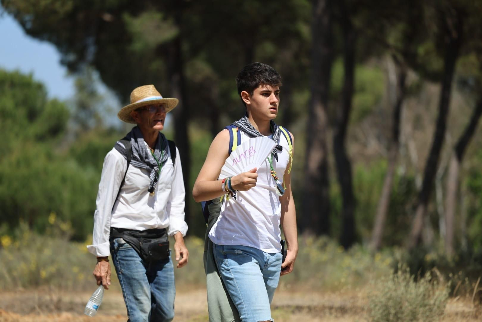 Ambientazo en el camino de Huelva al Rocío este viernes: imágenes de los peregrinos en La Matilla