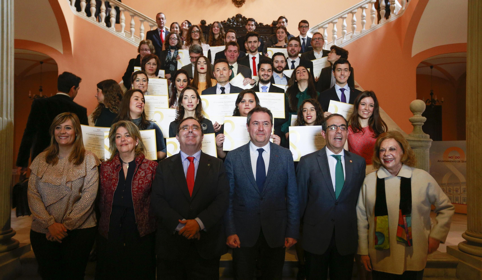 Foto de familia de los premiados junto a Espadas y los rectores universitarios.