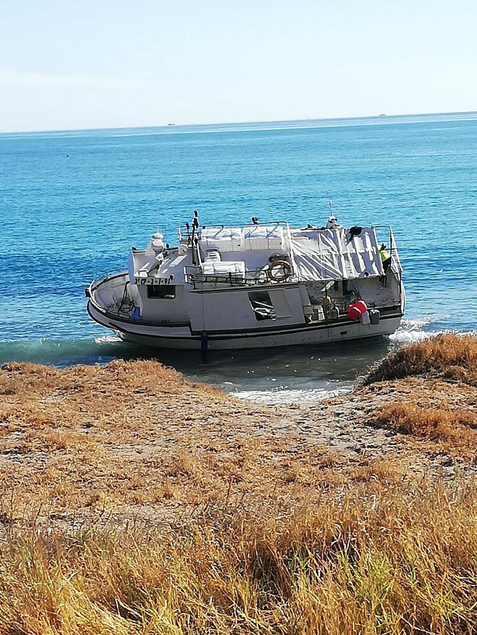 Encalla un barco en la playa de El Algarrobico