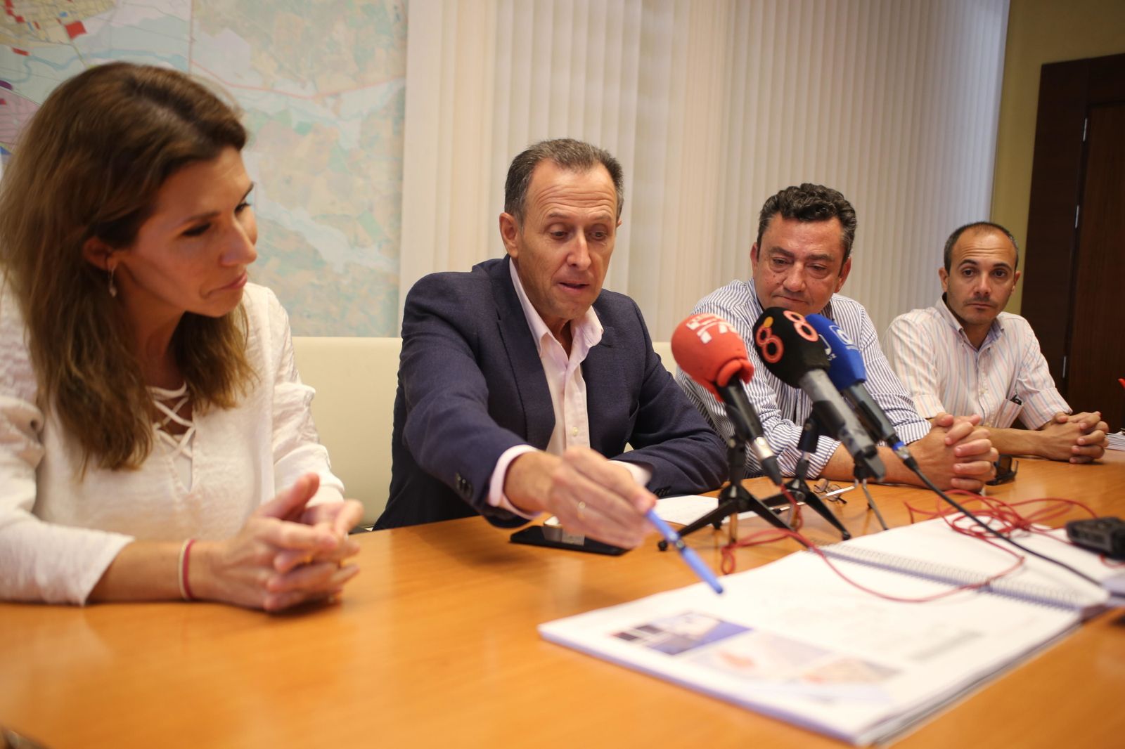 Román con responsables de Pesquería de Chiclana SL en octubre del pasado año.