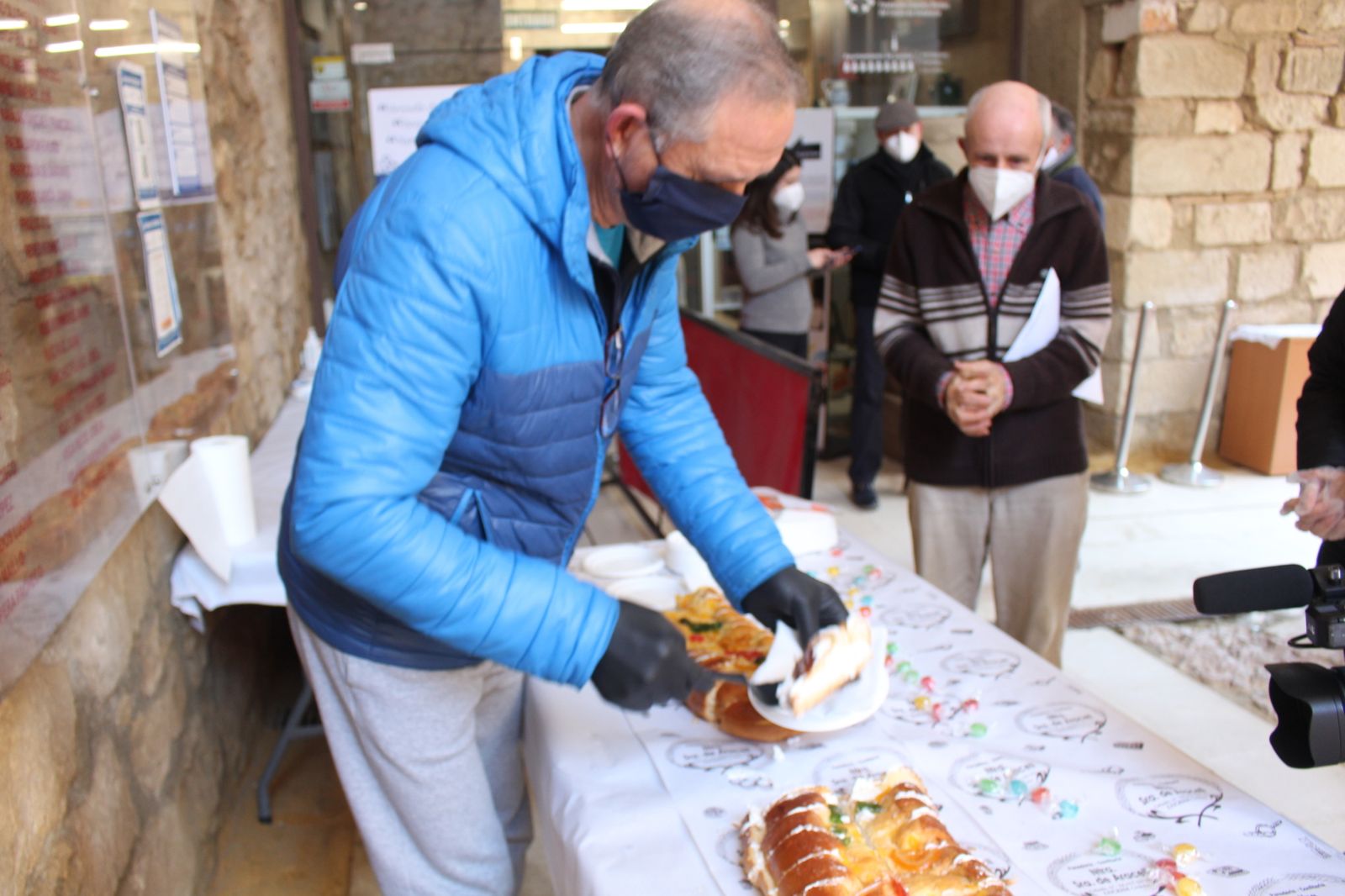 El roscón de Reyes gigante y solidario de Lucena, en fotografías