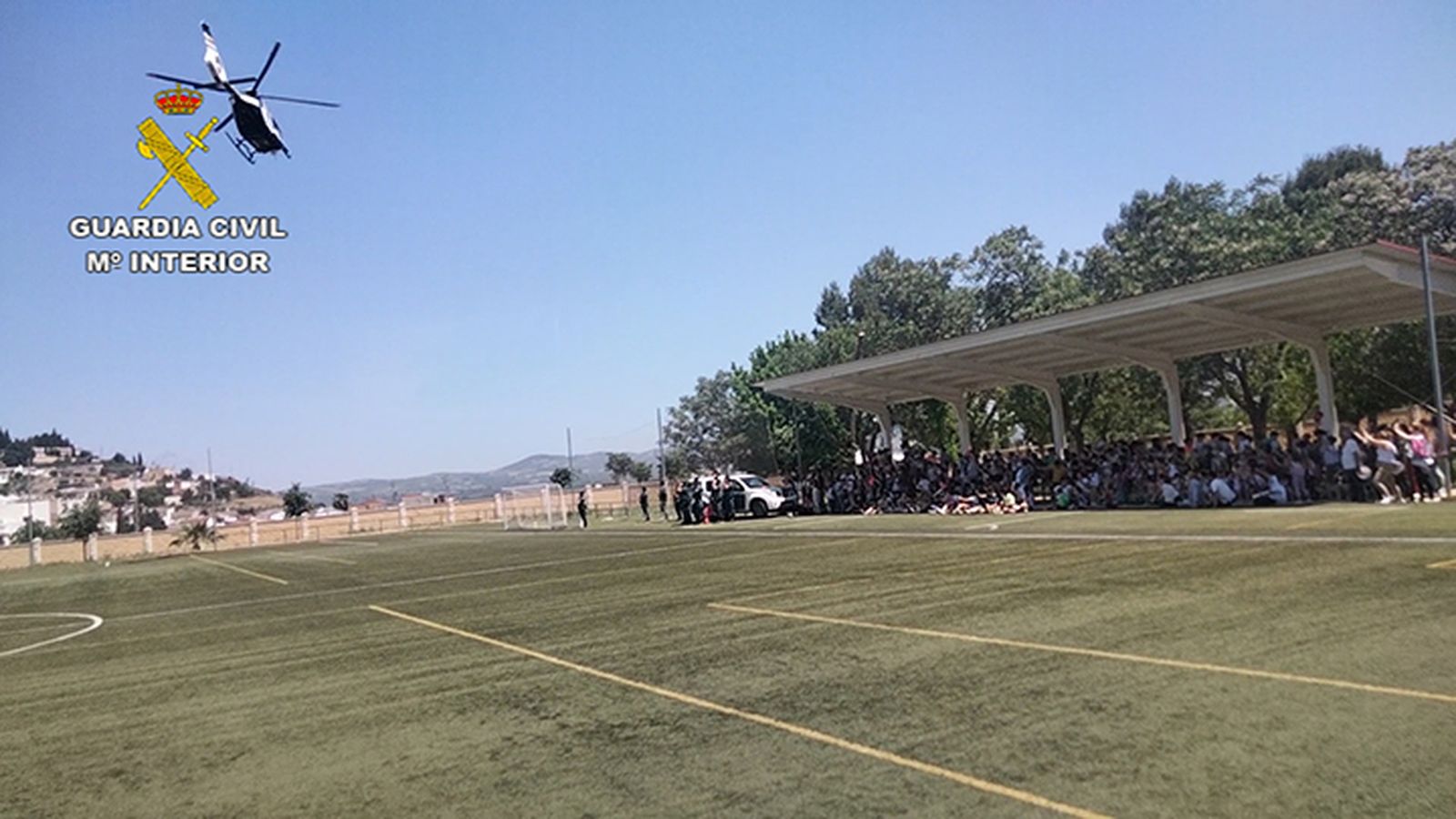 Exhibición de la Guardia Civil con un helicóptero.