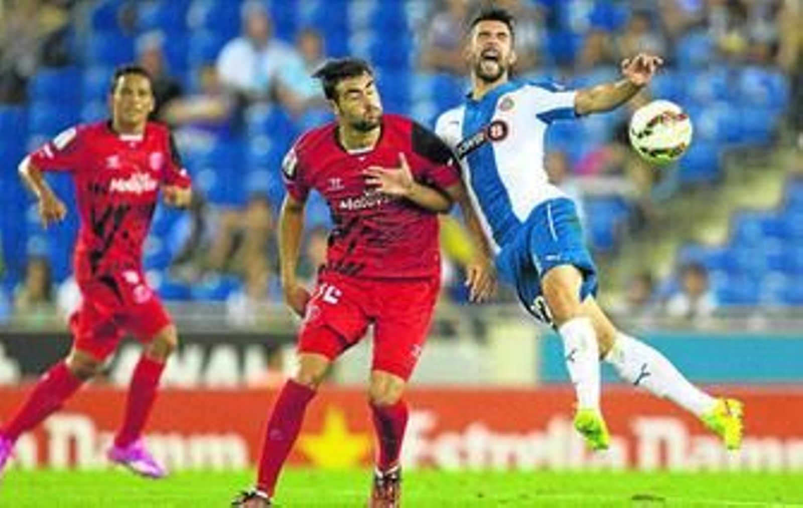 Iborra pugna con el espanyolista Álvaro en la segunda jornada de esta Liga.