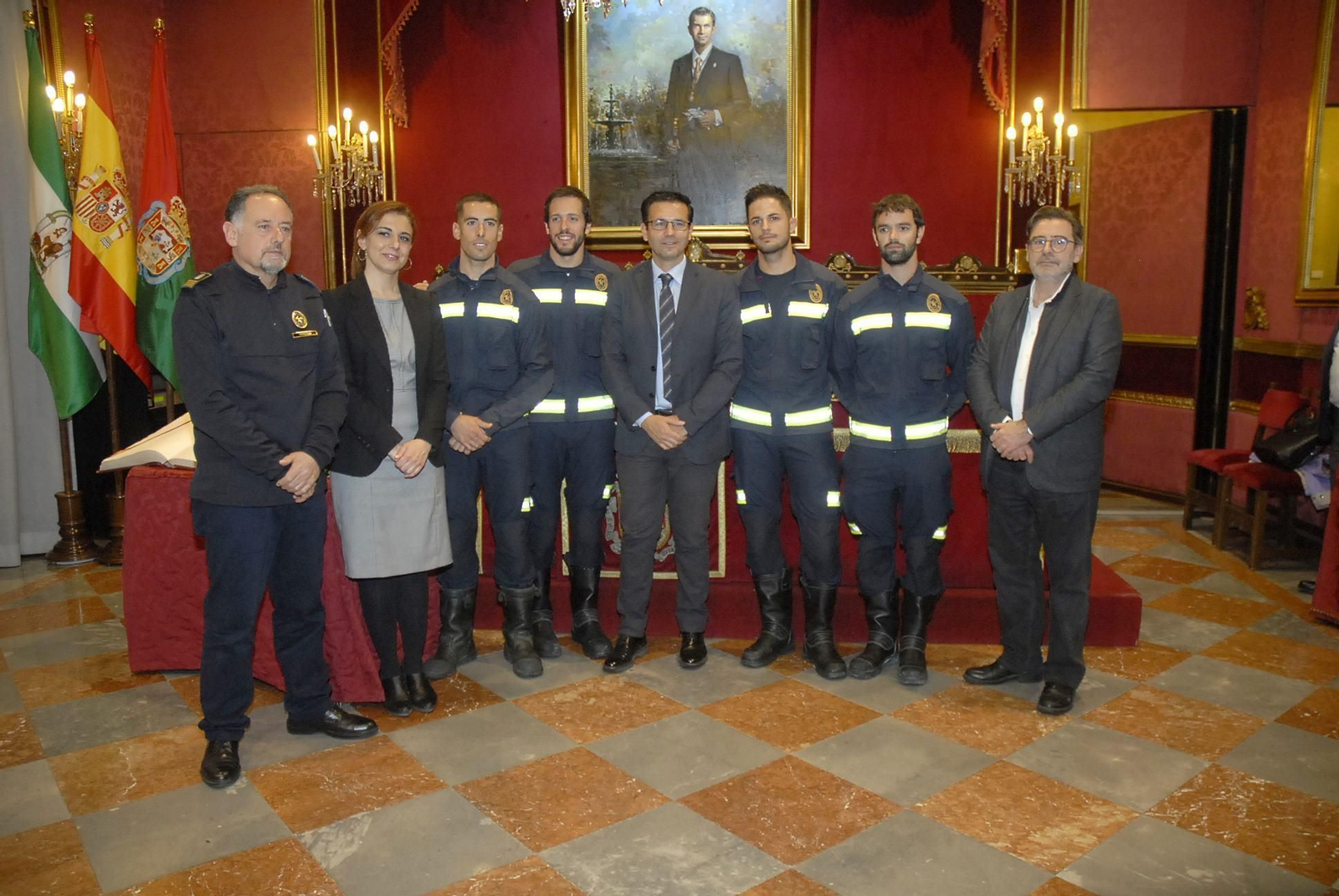 Los nuevos bomberos ayer en el acto de toma de posesión.