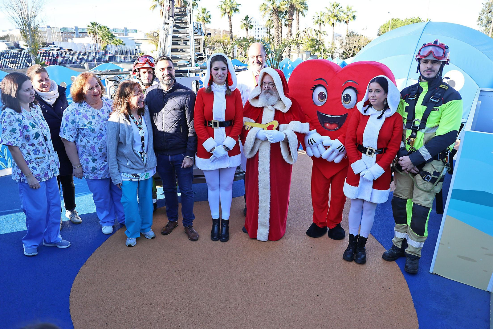 La mágica visita de Papá Noel a el Patio del Amor de Pediatría del Hospital Juan Ramón Jiménez