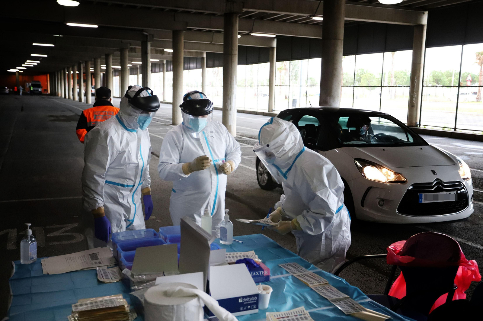 Puesto autocovid en el aparcamiento del Nuevo Colombino.