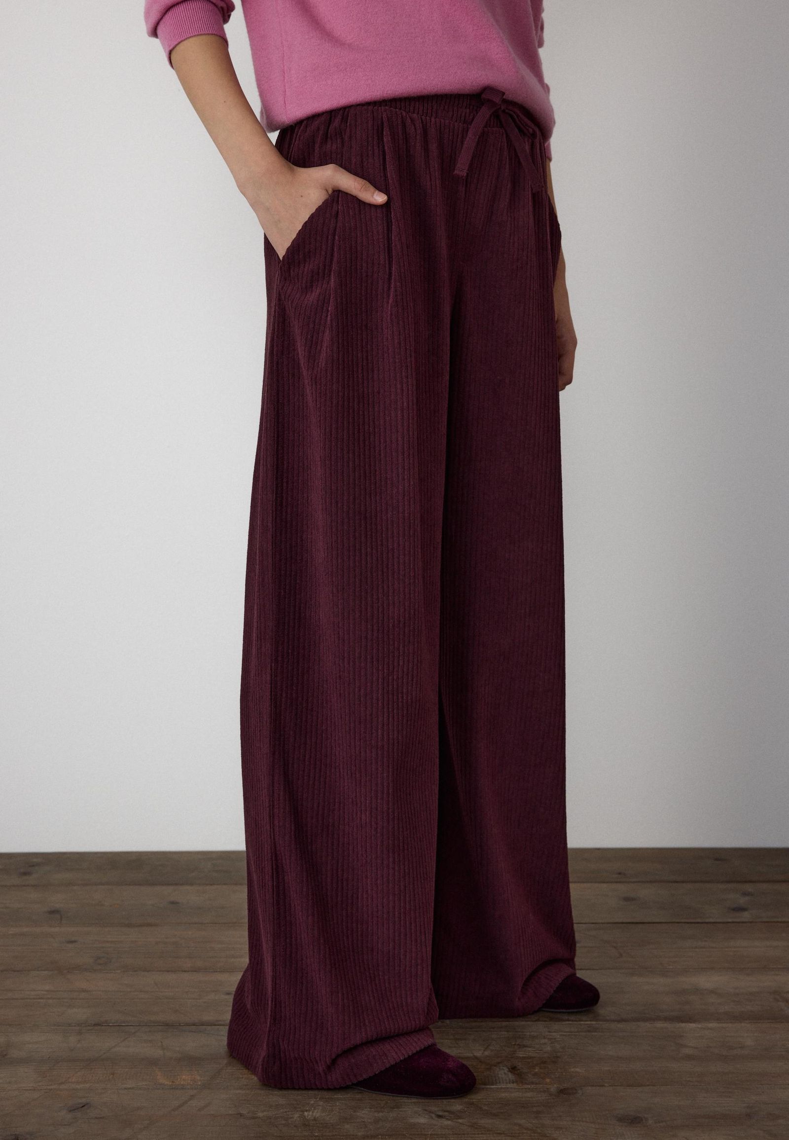 Pantalones de pana de Stradivarius.