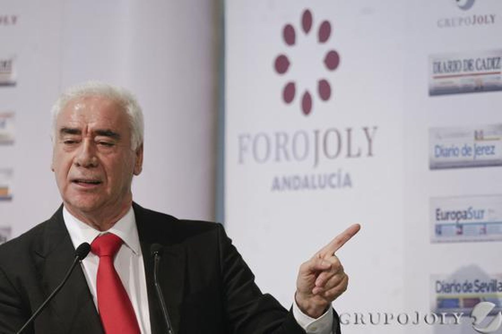 El consejero de Turismo se dirige a los asistentes al Foro Joly.

Foto: Julio Gonzalez-Joaquin Pino-Jose Braza