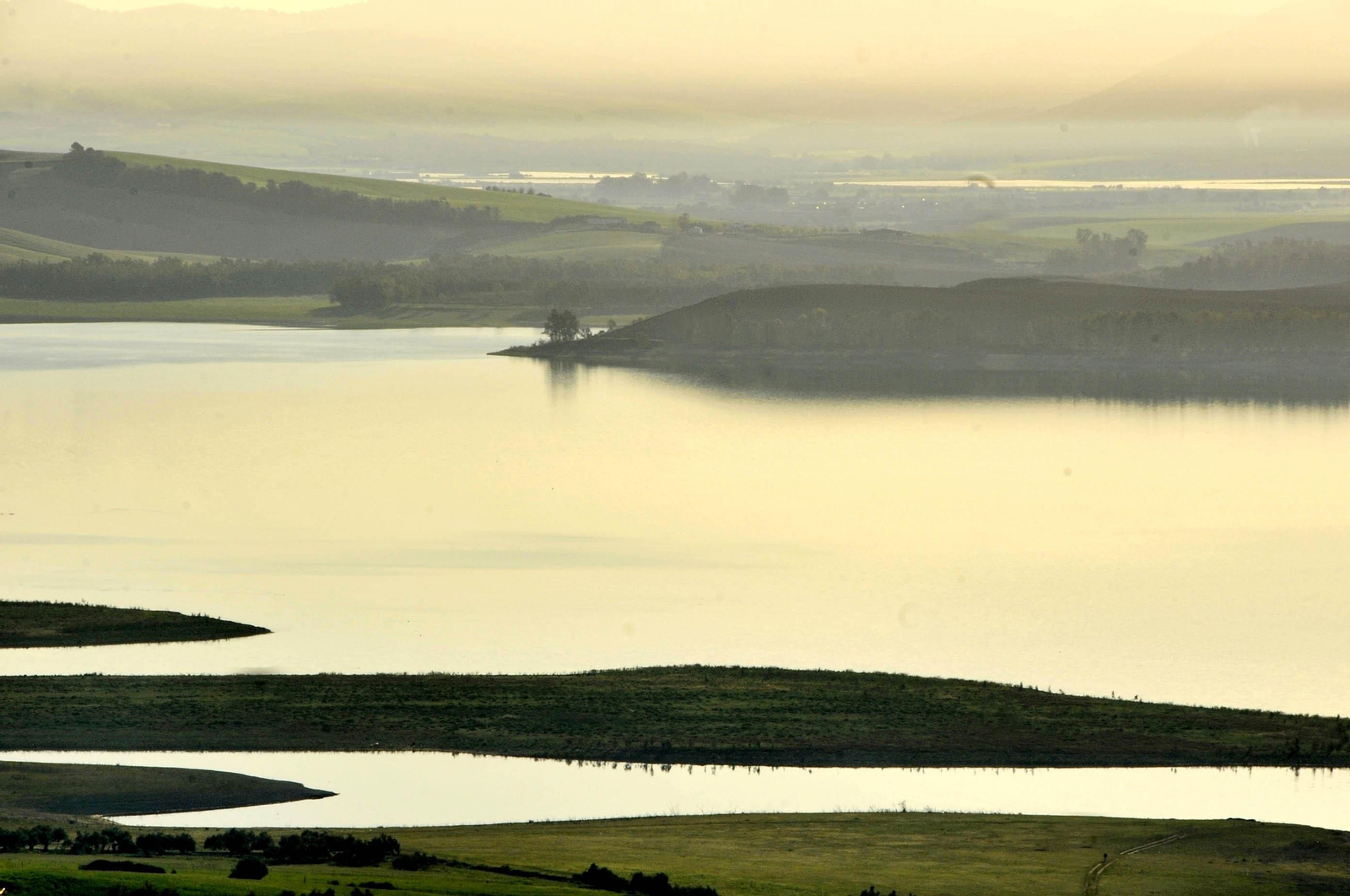 Vista de la cola del embalse de Bornos, donde se aprecia una leve bajada del nivel de agua.