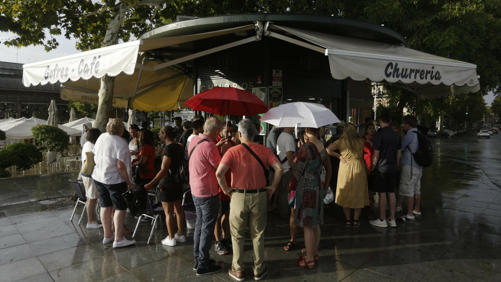 La espera de los calentitos bajo la lluvia.