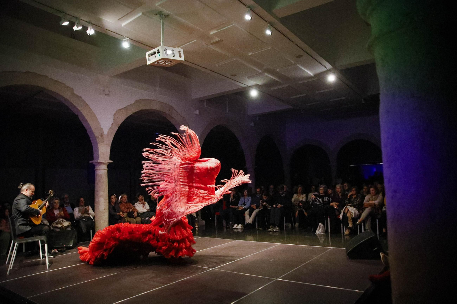 El Centro Andaluz de la Fotografía de Almería presenta el calendario 2025 con la actuación de la bailaora María Moreno, en imágenes