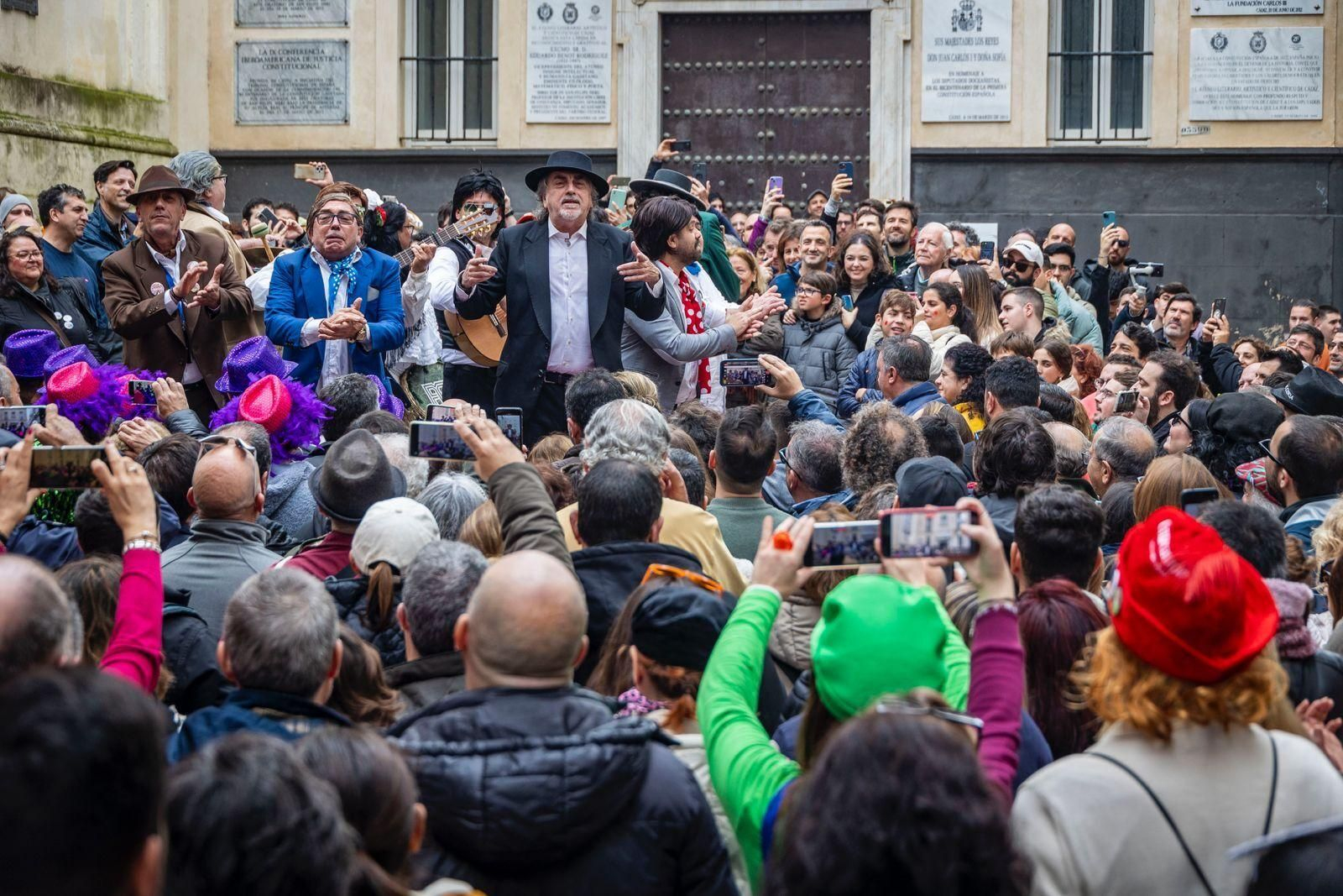 Las mejores imágenes de un Lunes de Coros pasado por agua en el Carnaval de Cádiz 2024
