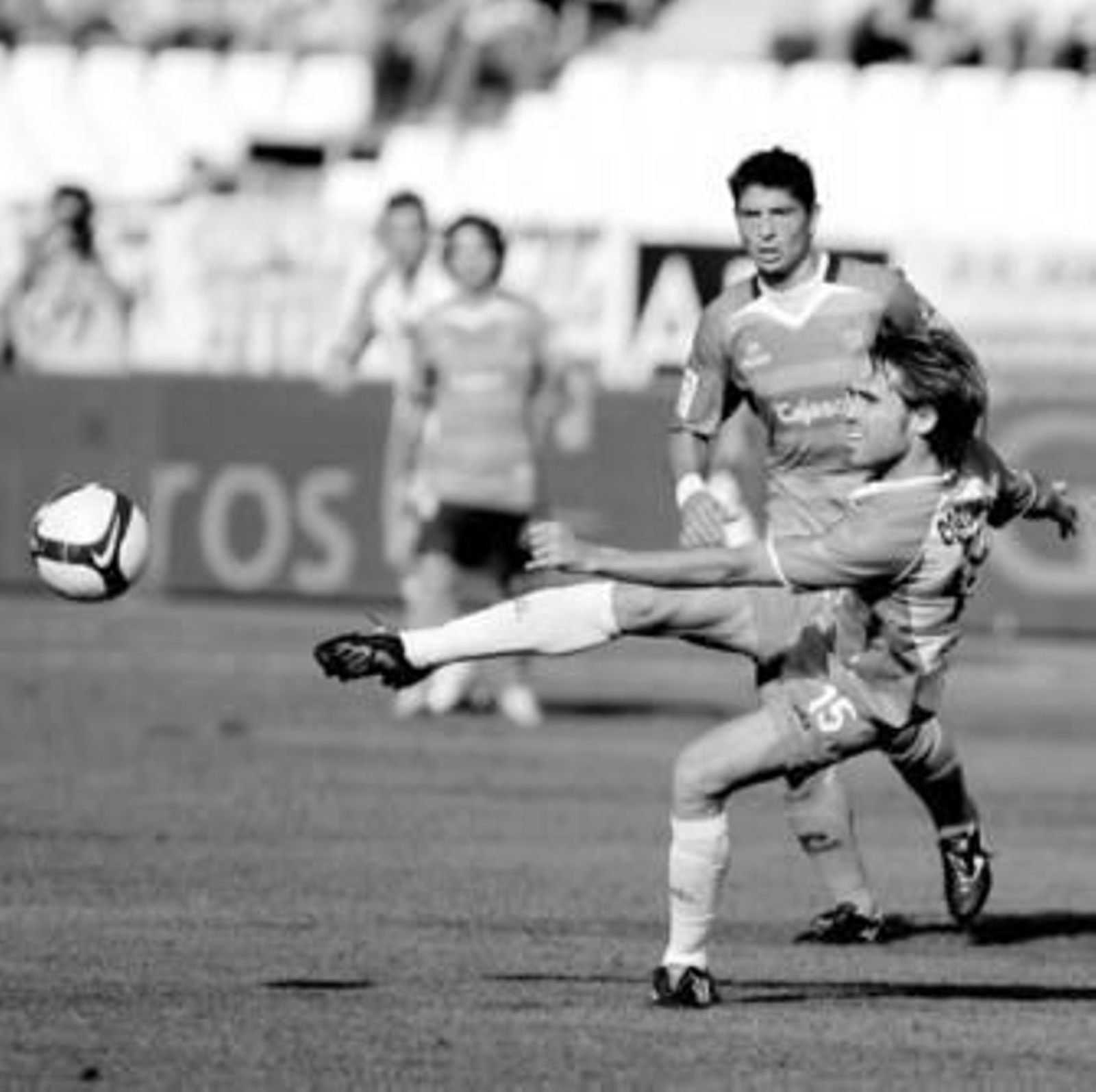 Corona golpea de volea un balón en un lance del partido ante el Recreativo de Huelva.