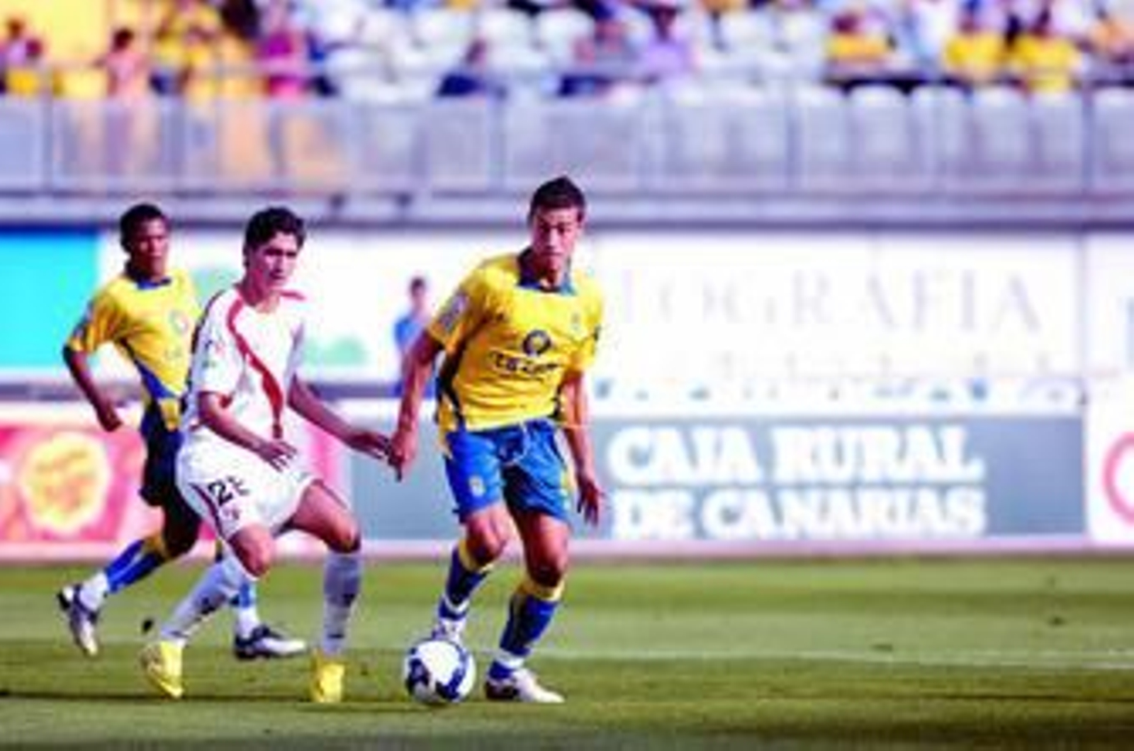 David García intenta controlar el esférico ante el sevillista José Carlos.
