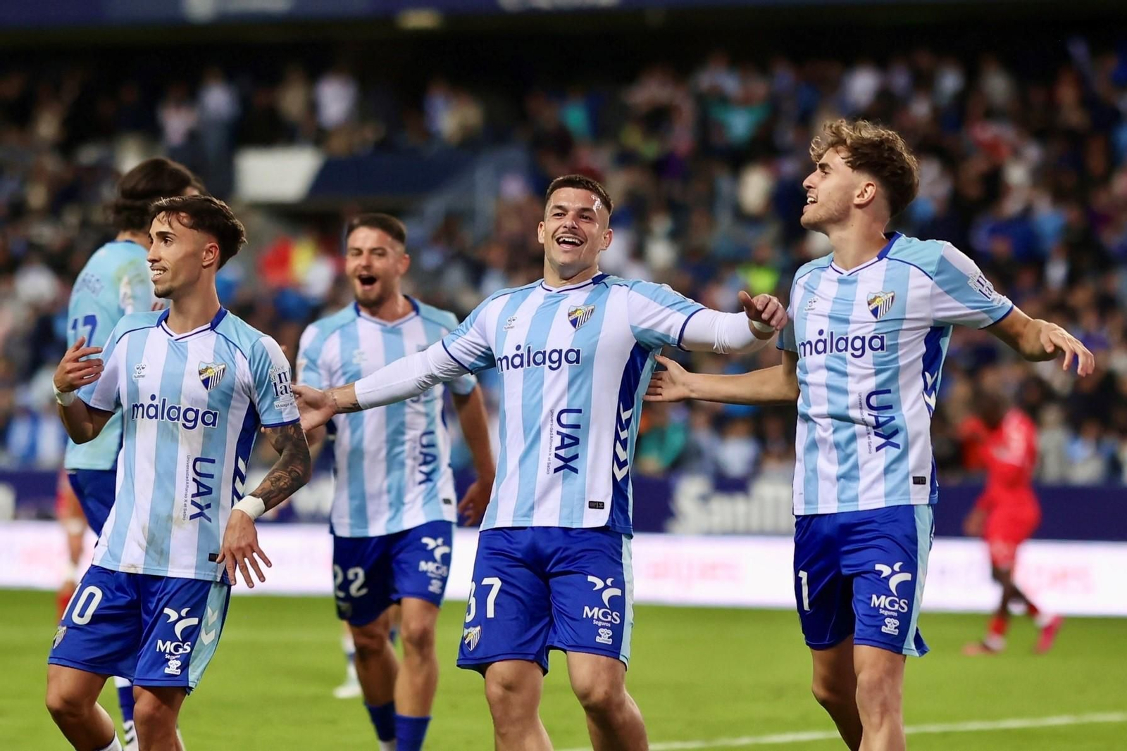 Las fotos del imponente ambiente en La Rosaleda en el Málaga - Córdoba CF