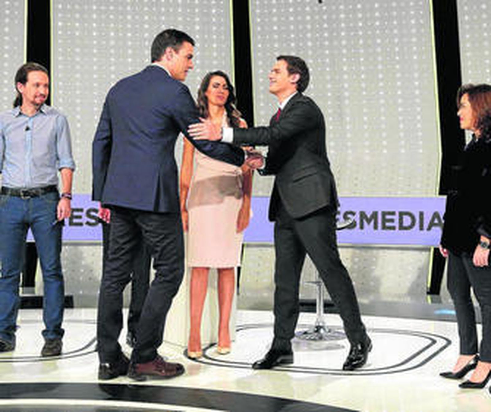 Albert Rivera y Pedro Sánchez se saludan en los instantes previos a la celebración del debate de este lunes.