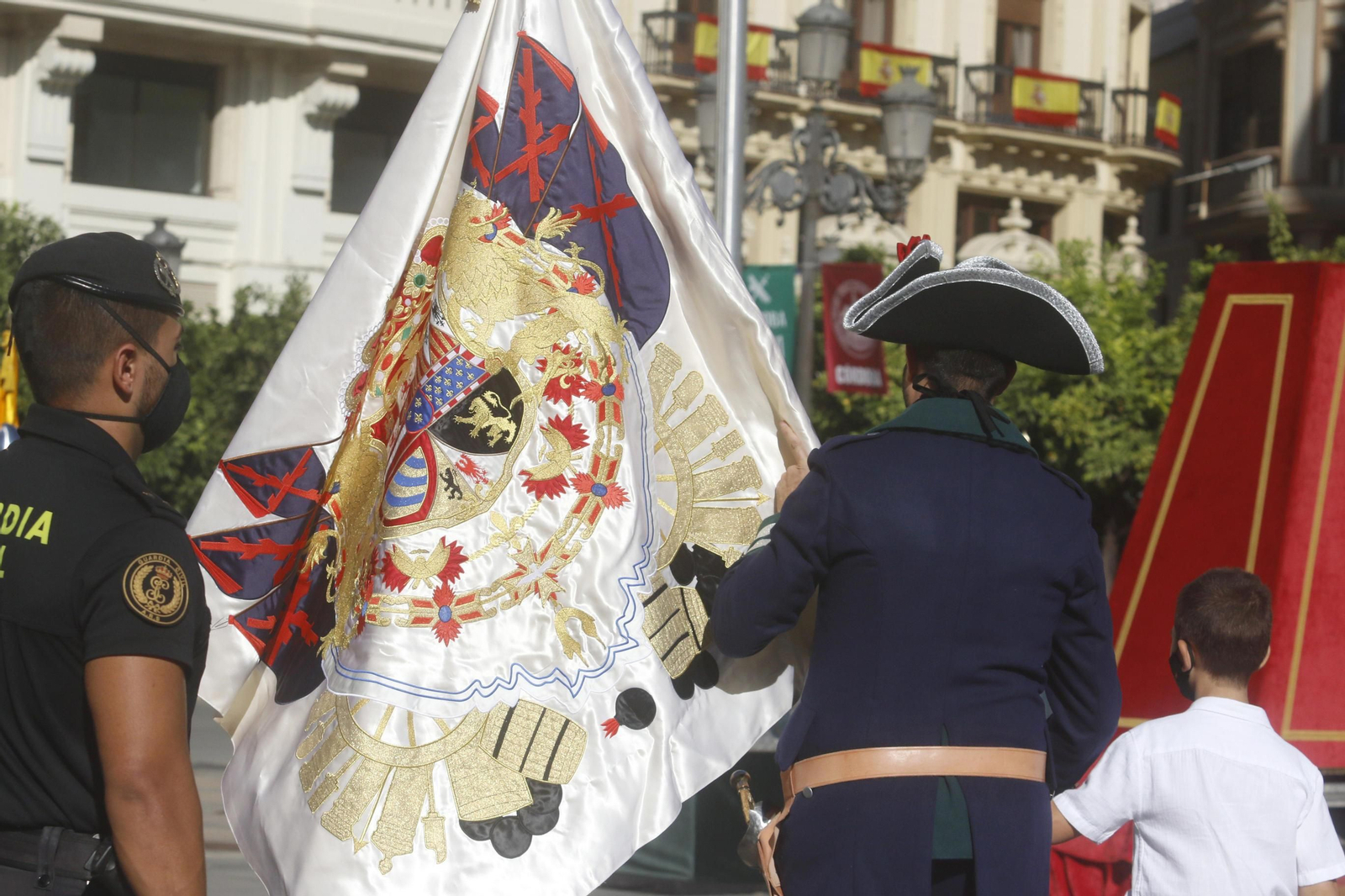 La izada de la bandera de España en las Tendillas, en imágenes.