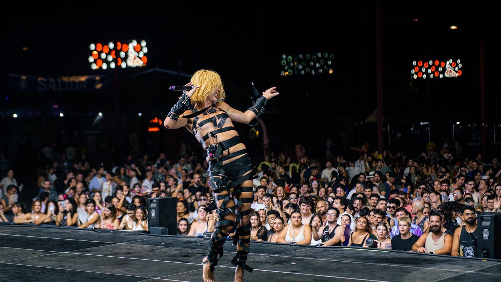 Samantha Hudson durante su actuación en Almería.