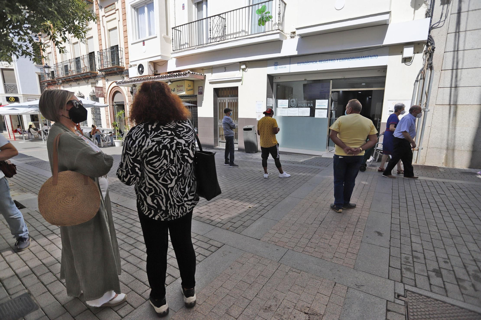 Varias personas esperan su turno en la calle ante las oficinas municipal de Registro y Empadronamiento en un local alquilado en la calle San Francisco.