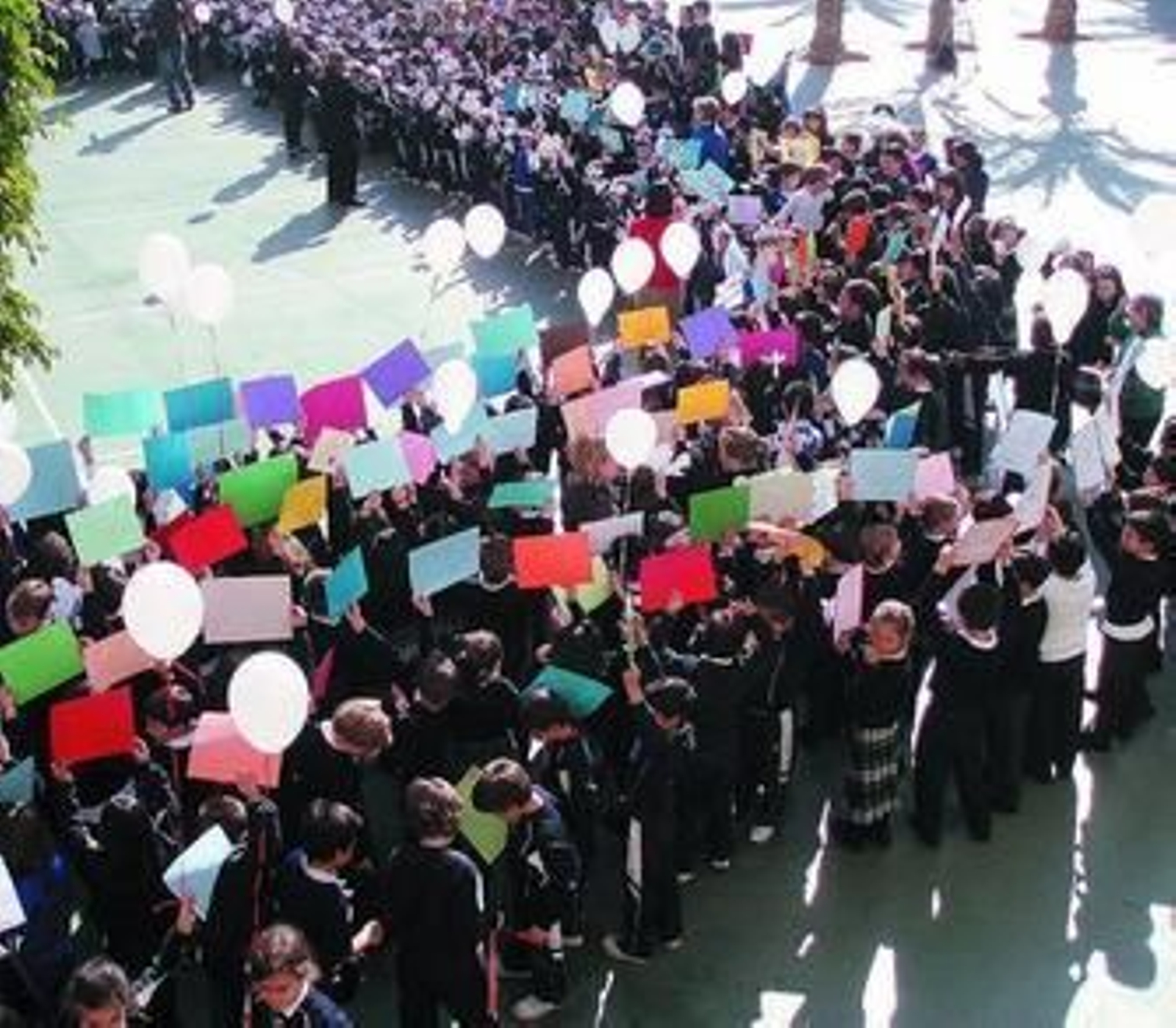 Multitud de escolares celebran el Día Escolar de la Paz y de la No Violencia en Almería.