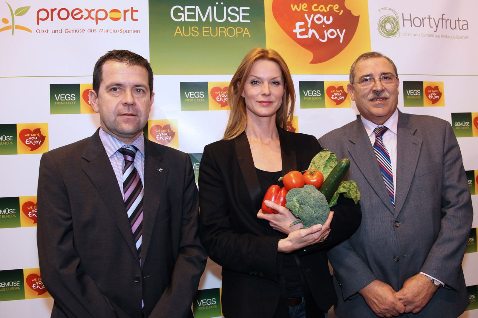 Marín (Proexport) y Góngora (Hortiespaña) en la campaña 'We Care You Enjoy'.