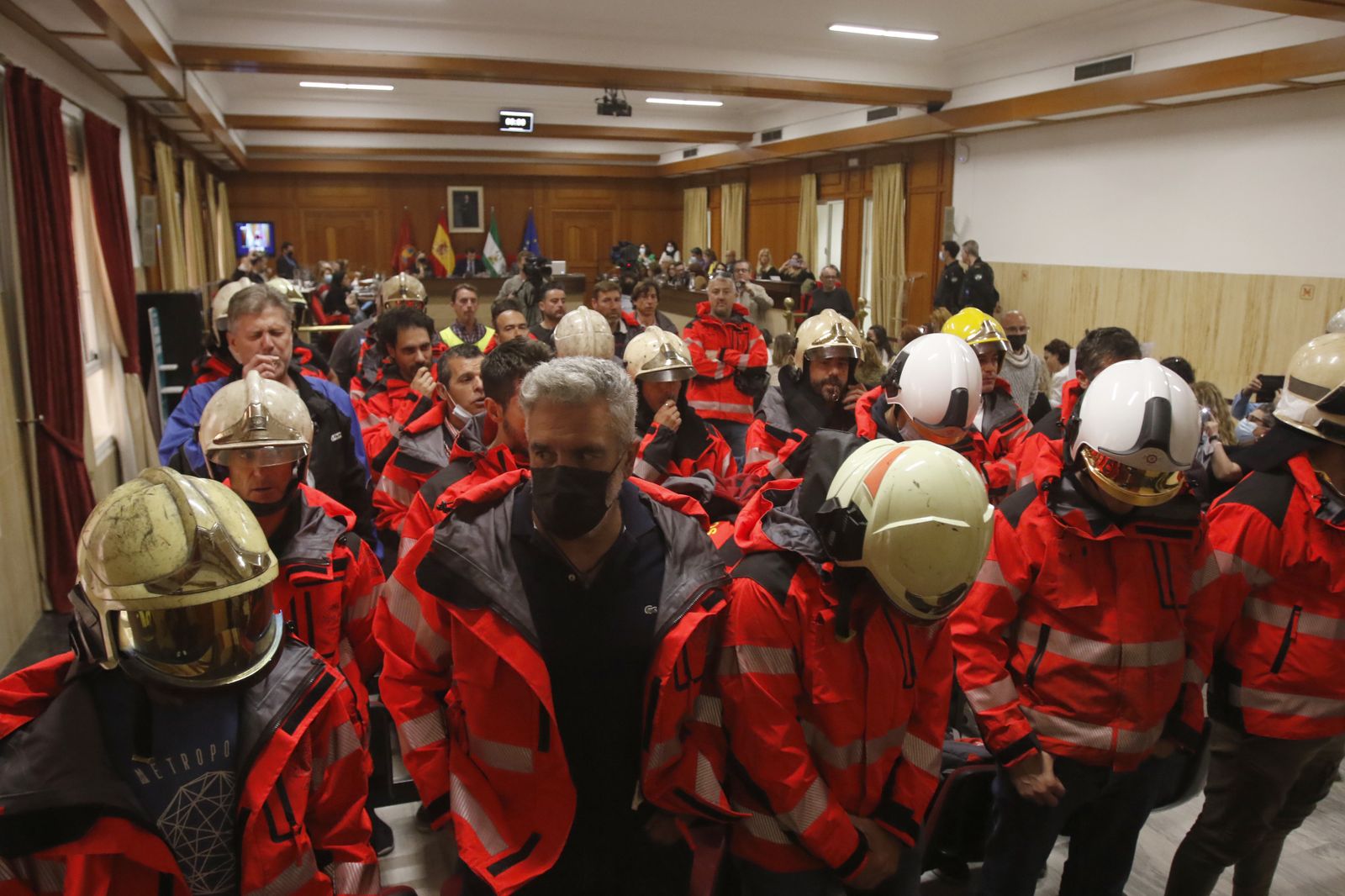 Un grupo de bomberos protesta en el Pleno del Ayuntamiento.