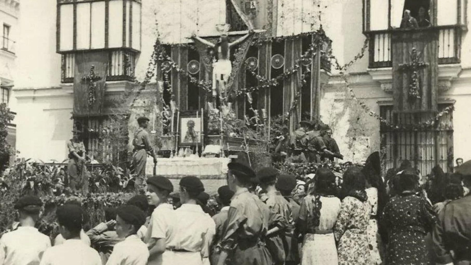 El Cristo de la Expiración, delante de la casa palacio de los marqueses de Salobral.