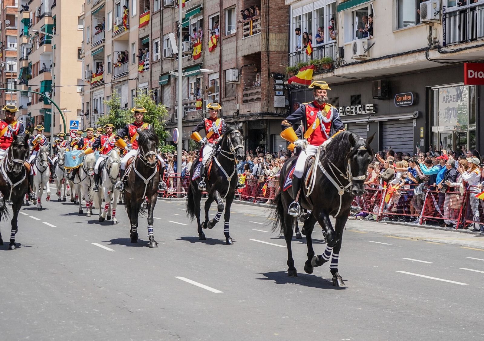 Ambiente en Granada durante el Día de las Fuerzas Armadas, en imágenes