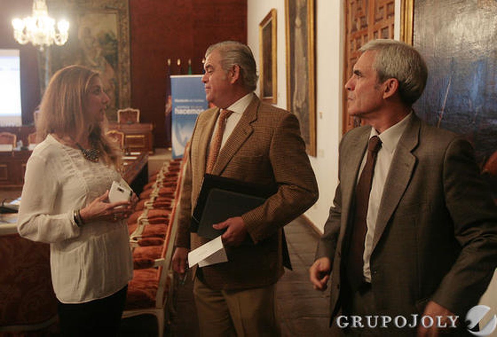 Lola Blanco conversa con Miguel Guerra y Manuel Lavin, del Banco Popular. 

Foto: Barrionuevo