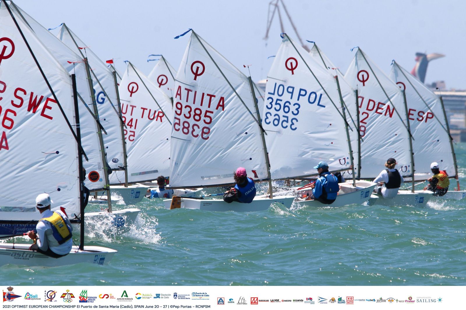 Una de las pruebas del Europeo de Optimist en la Bahía de Cádiz.
