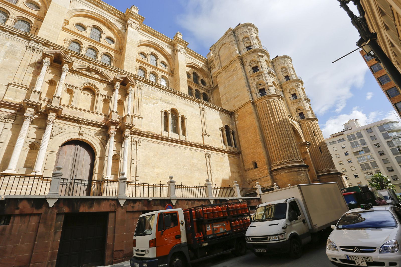 Imagen de archivo de varios camiones de reparto junto a la Catedral.