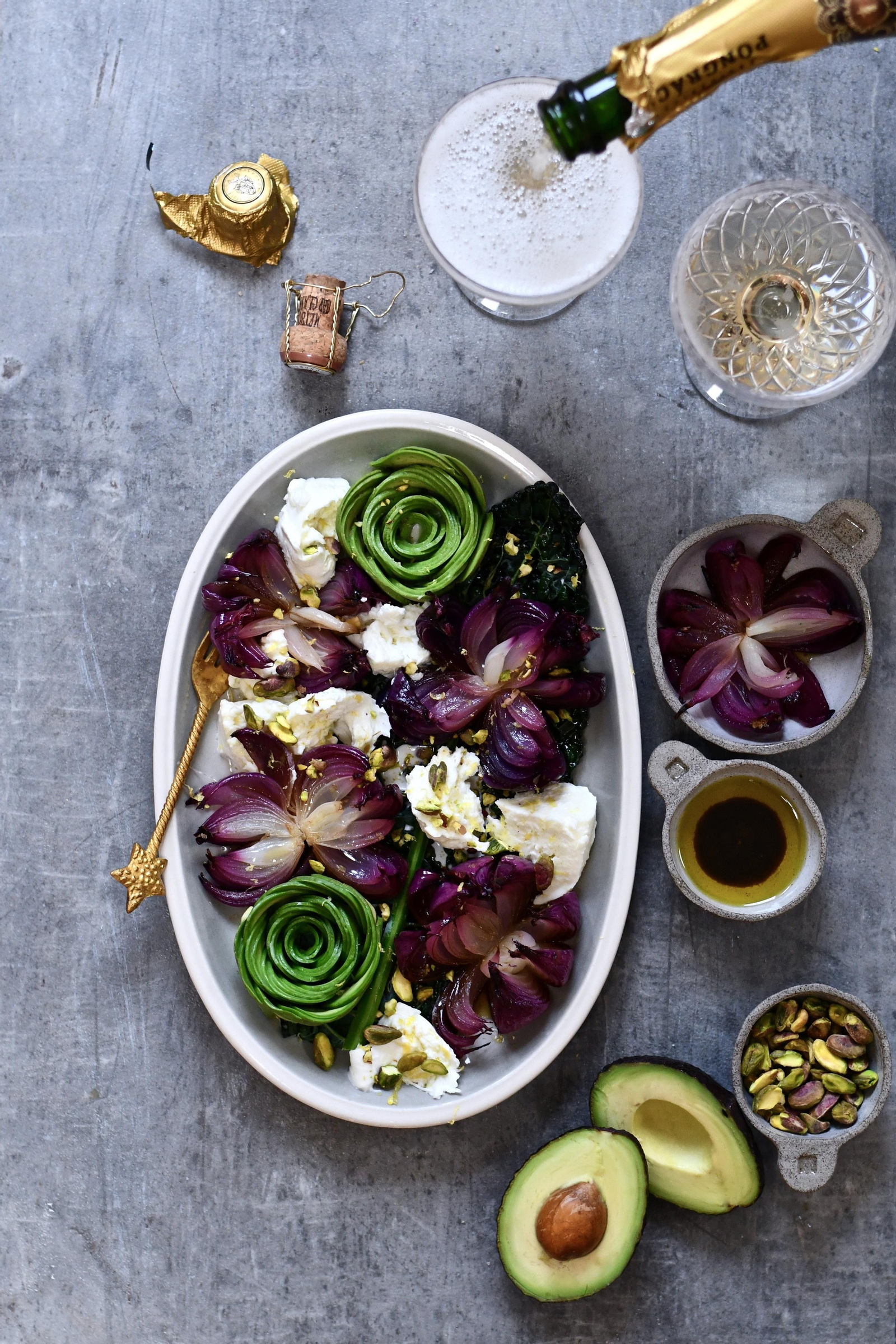 Ensalada festiva con rosas de aguacate y flores de cebolla.