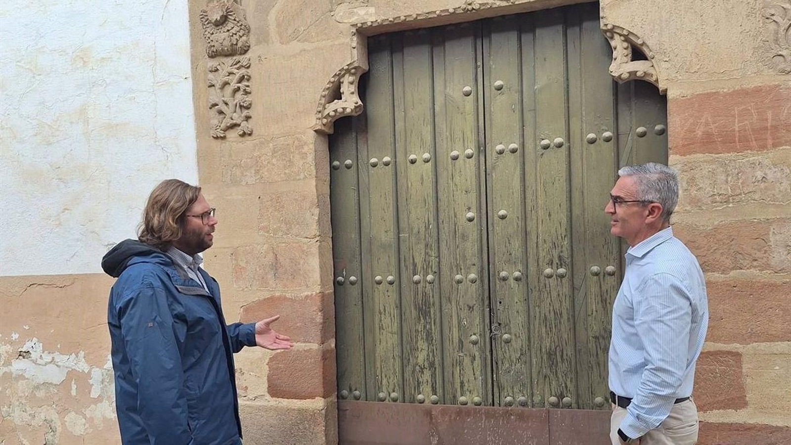 Juan Jesús Padilla y Luis Mariano Camacho ante la Casa de los Corchado.