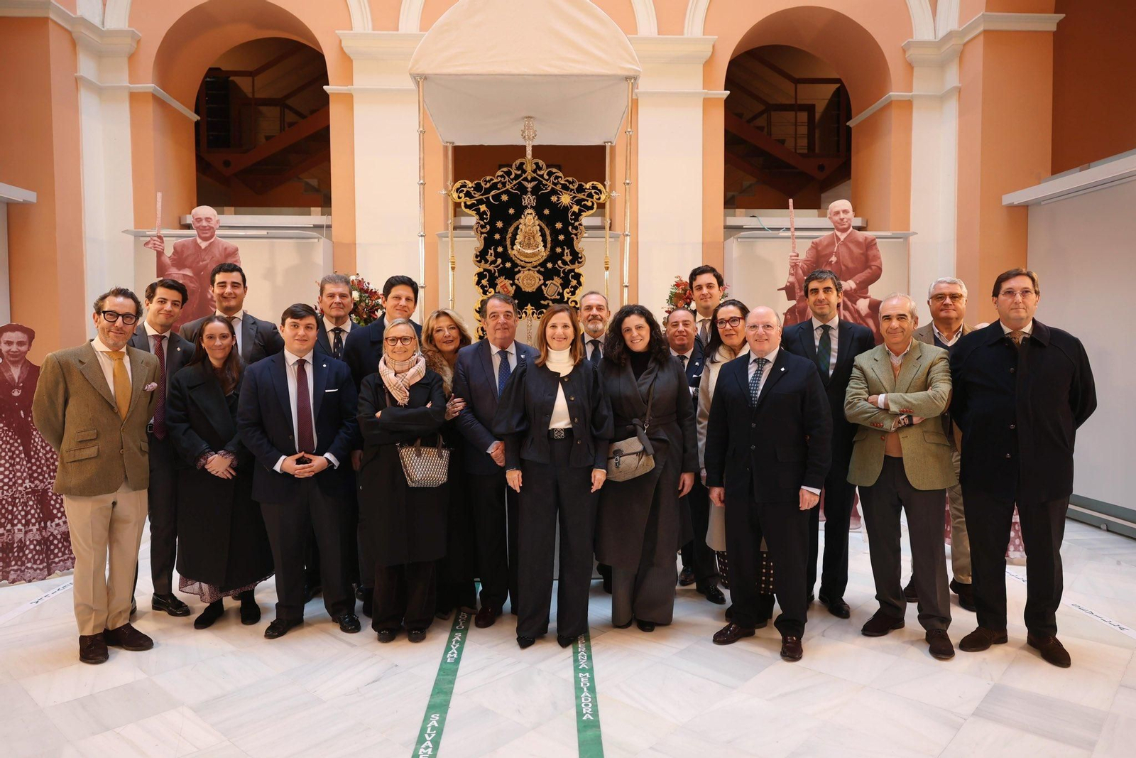 En el patio central se expone el añorado Simpecado de "las estrellas"