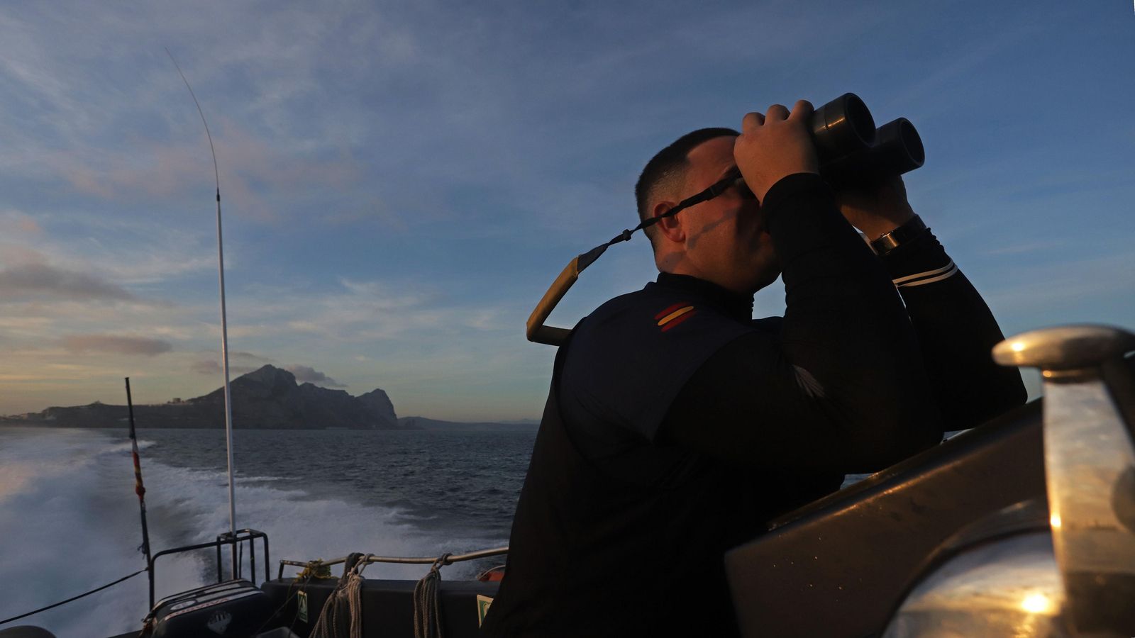 Un  miembro de la 'Aguila 2' otea el horizonte con unos prismáticos.