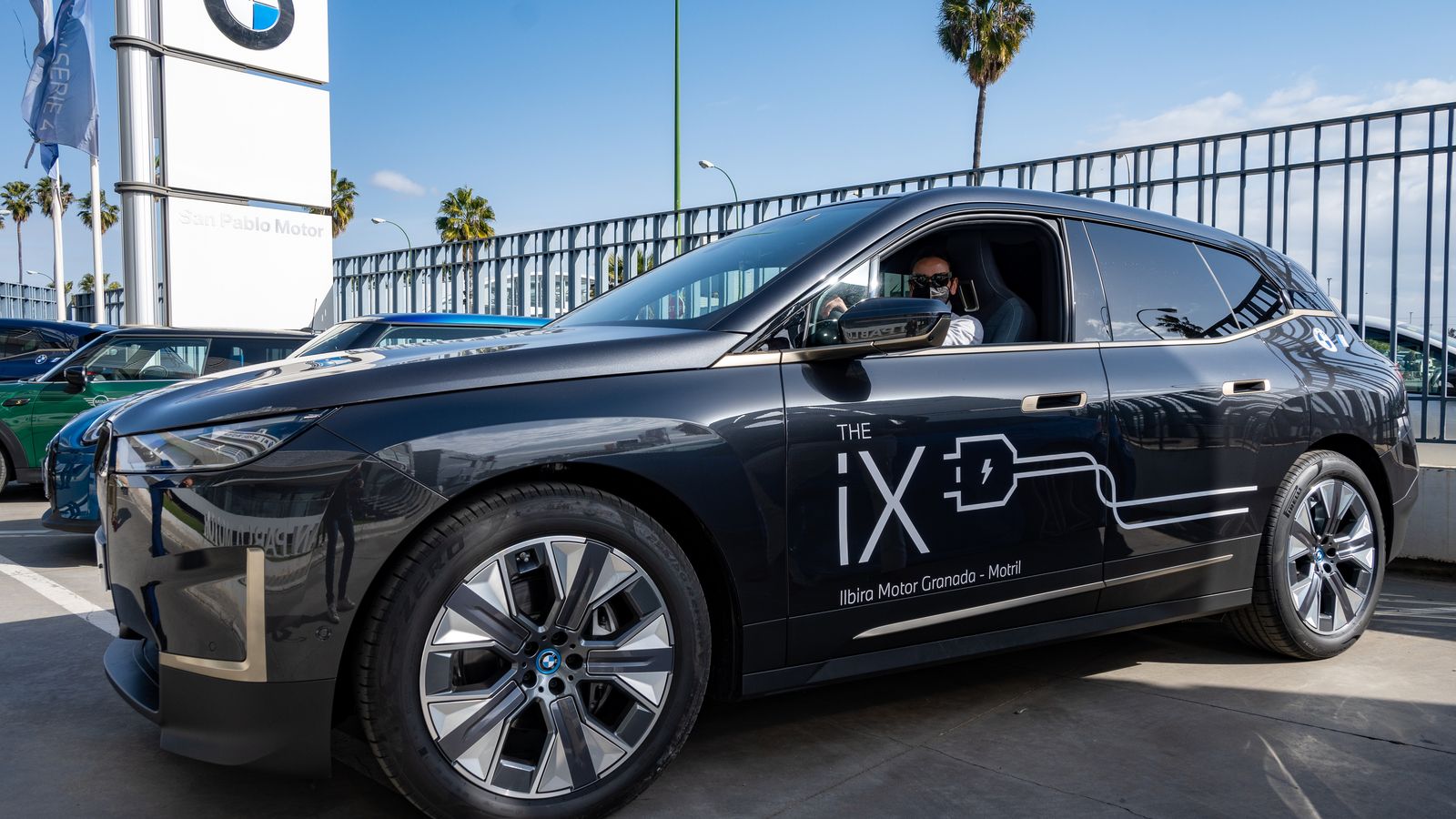 Tres versiones de diferente potencia, todas ellas con un motor por eje, conformarán la gama iX, la del SUV eléctrico más grande de BMW.