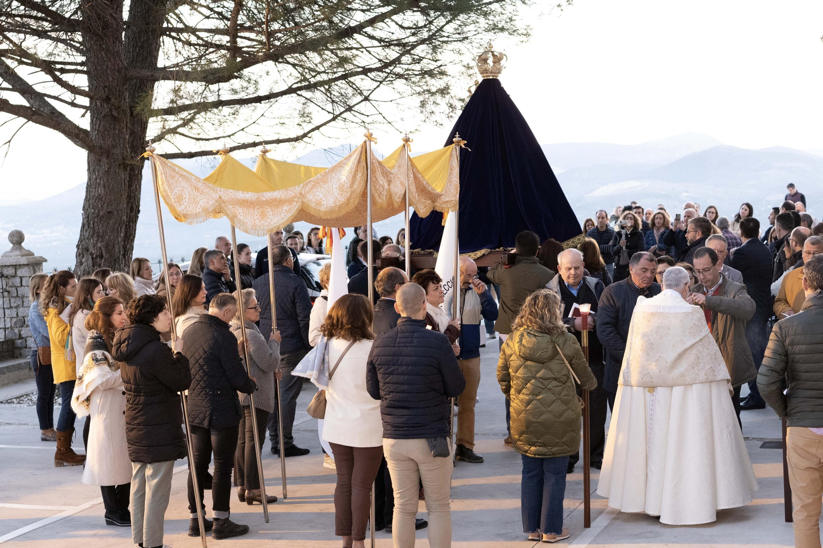 La adoración nocturna y procesión del Santísimo y la Virgen de Araceli de Lucena, en imágenes