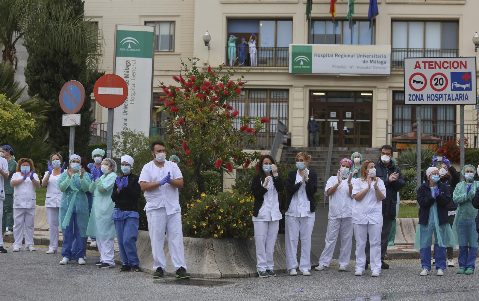Coronavirus en Málaga: Aplausos que emocionan en el hospital Regional, en fotos