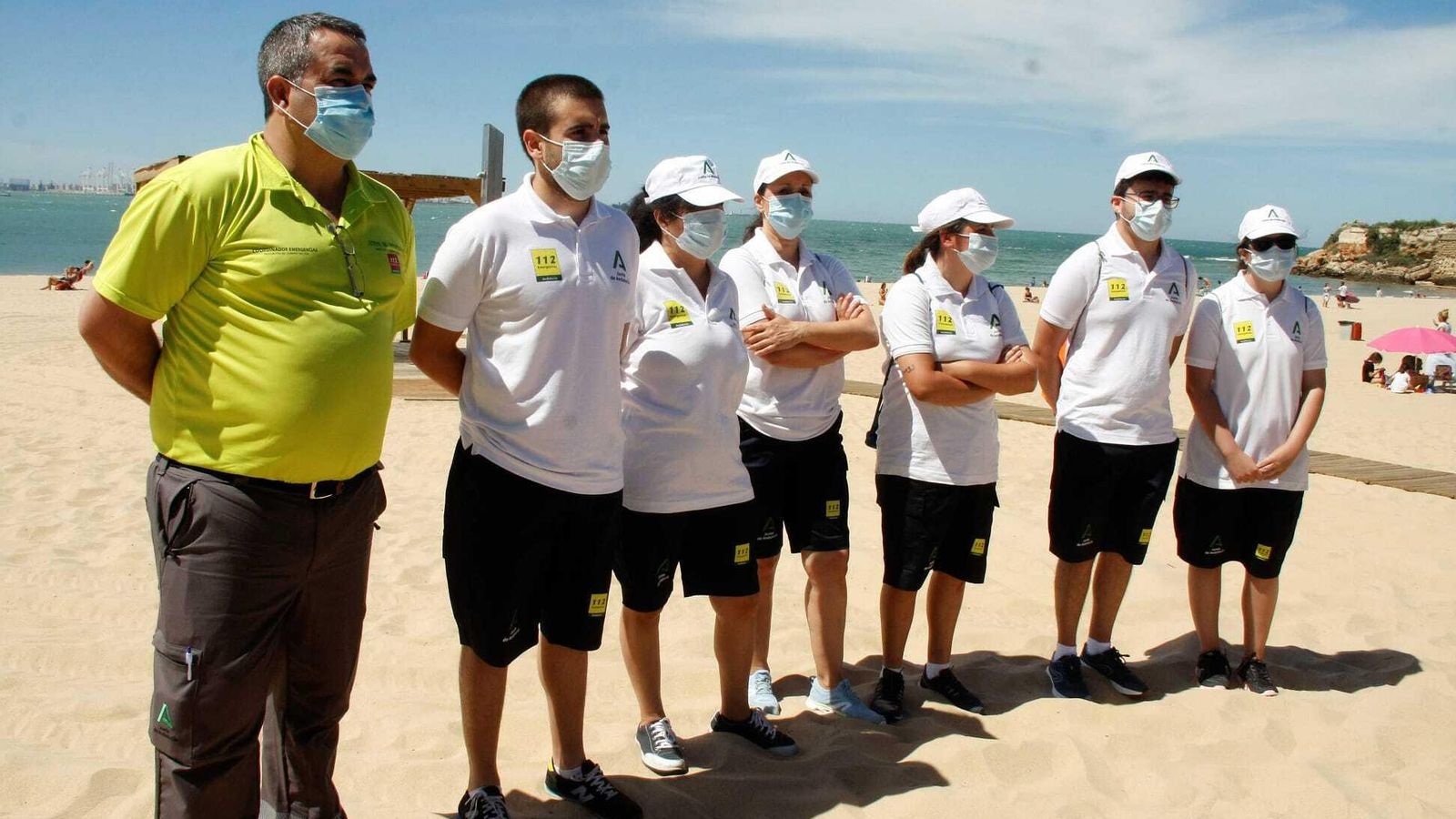 Algunos de los auxiliares que prestan servicio en las playas de El Puerto.