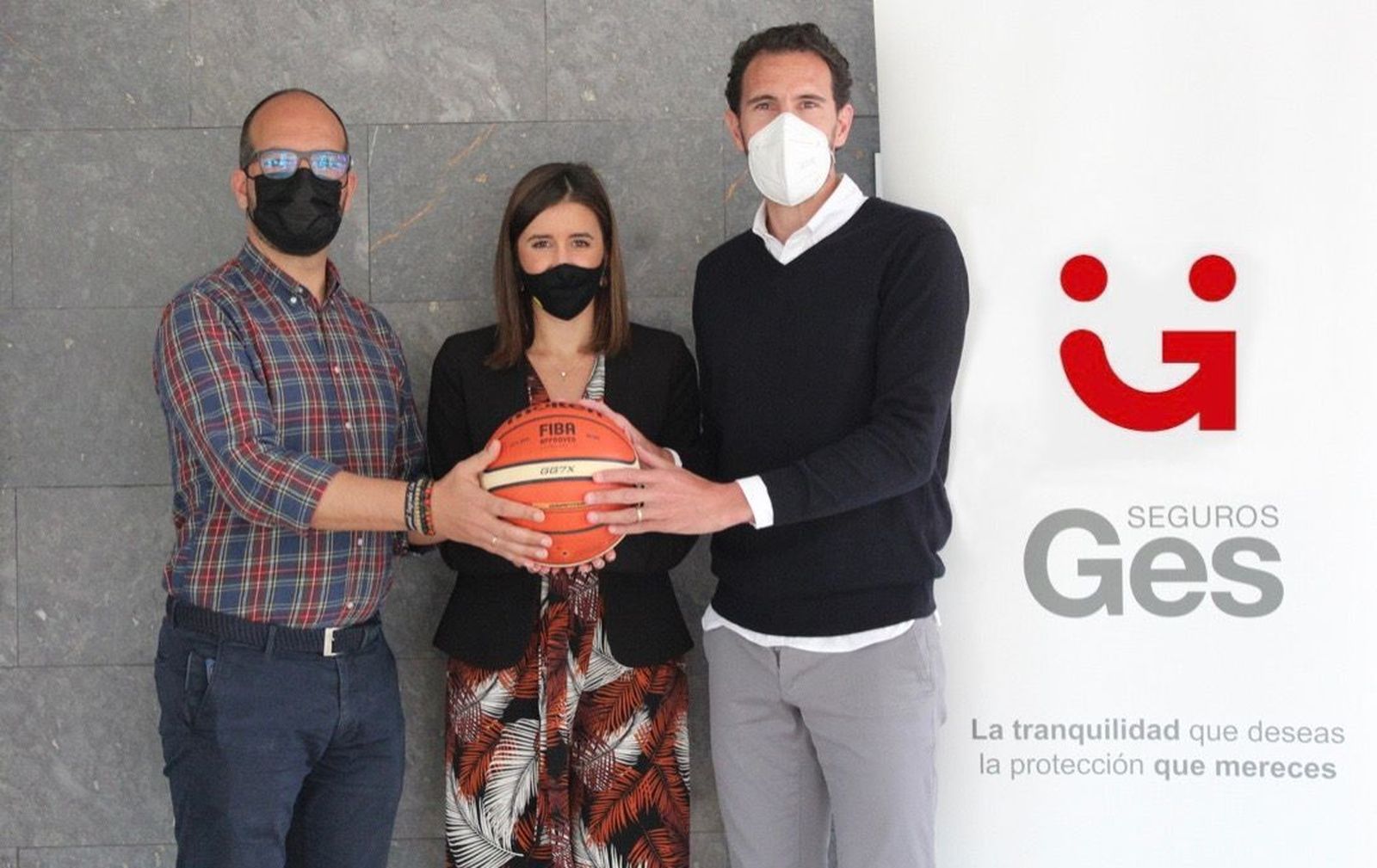 Un momento de la firma del acuerdo entre el club y GES Seguros.