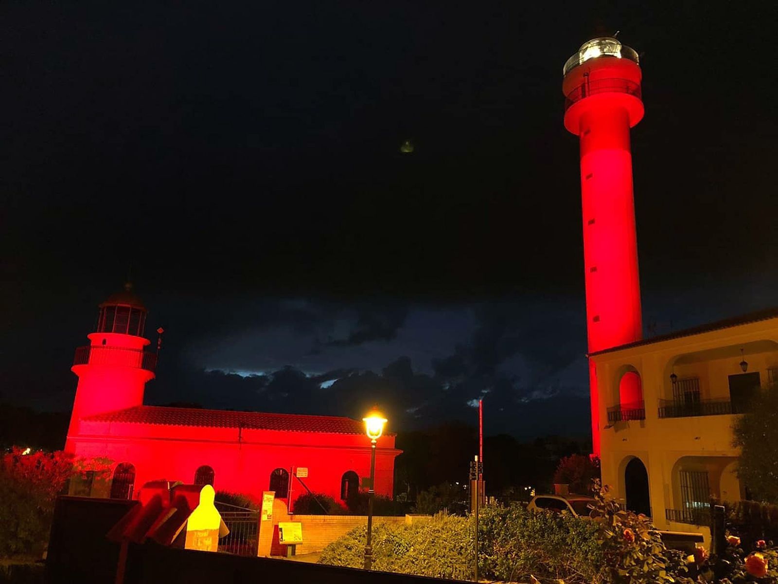 Project Sound iluminó de rojo los dos faros de El Rompido, creando una estampa inédita