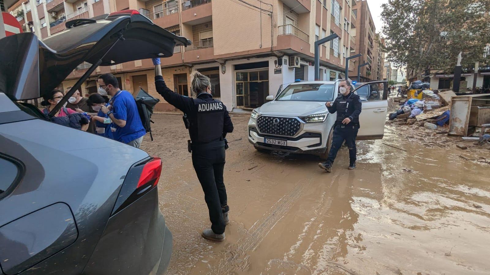 Funcionarios de Vigilancia Aduanera de Almería colaboran en el traslado de pacientes y sanitarios