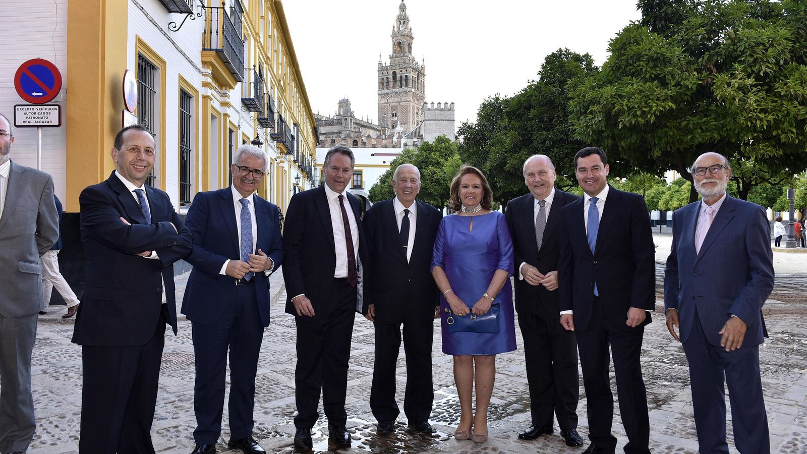 José Antonio Carrizosa, director de 'Diario de Sevilla'; Manuel Jiménez Barrios; José Joly; Manuel Olivencia; Concha Yoldi, presidenta de la Fundación Persán; José Moya, presidente de Persán; Juan Manuel Moreno Bonilla, presidente del PP de Andalucía, y Bernardo Bueno, alcaide del Alcázar.