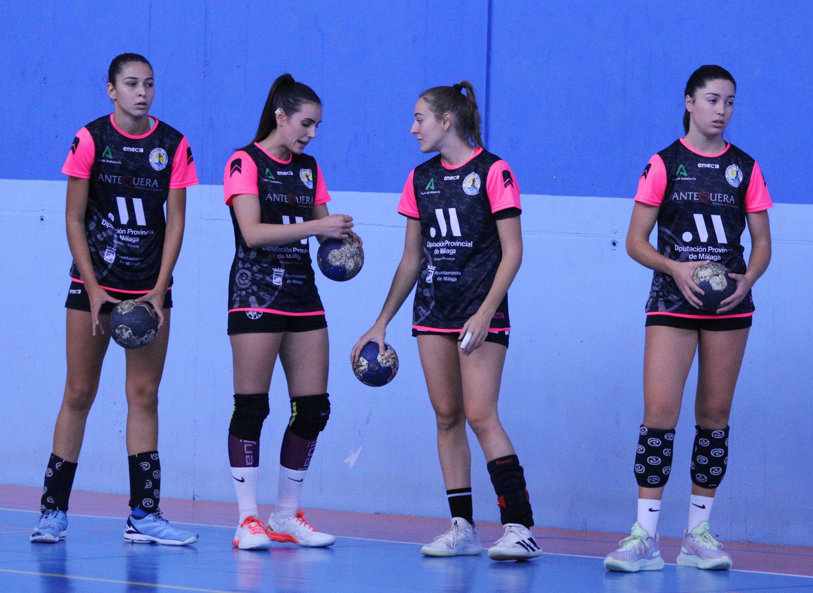 Varias jugadoras del Antequera Costa del Sol en el calentamiento de un partido.